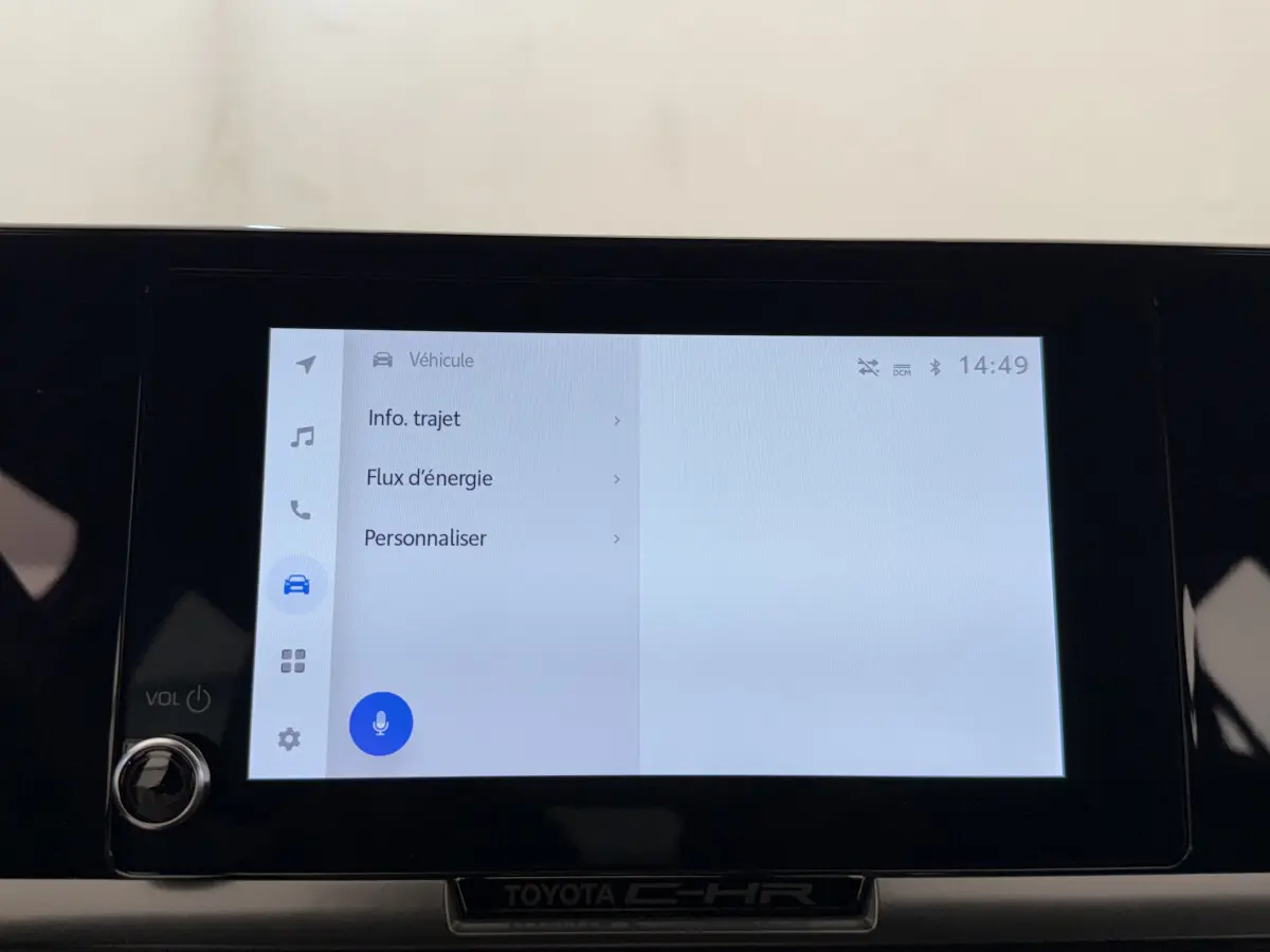 Écran tactile central affichant les options de trajet et énergie du Toyota C-HR 1.8 Hybride blanc, vue intérieure.