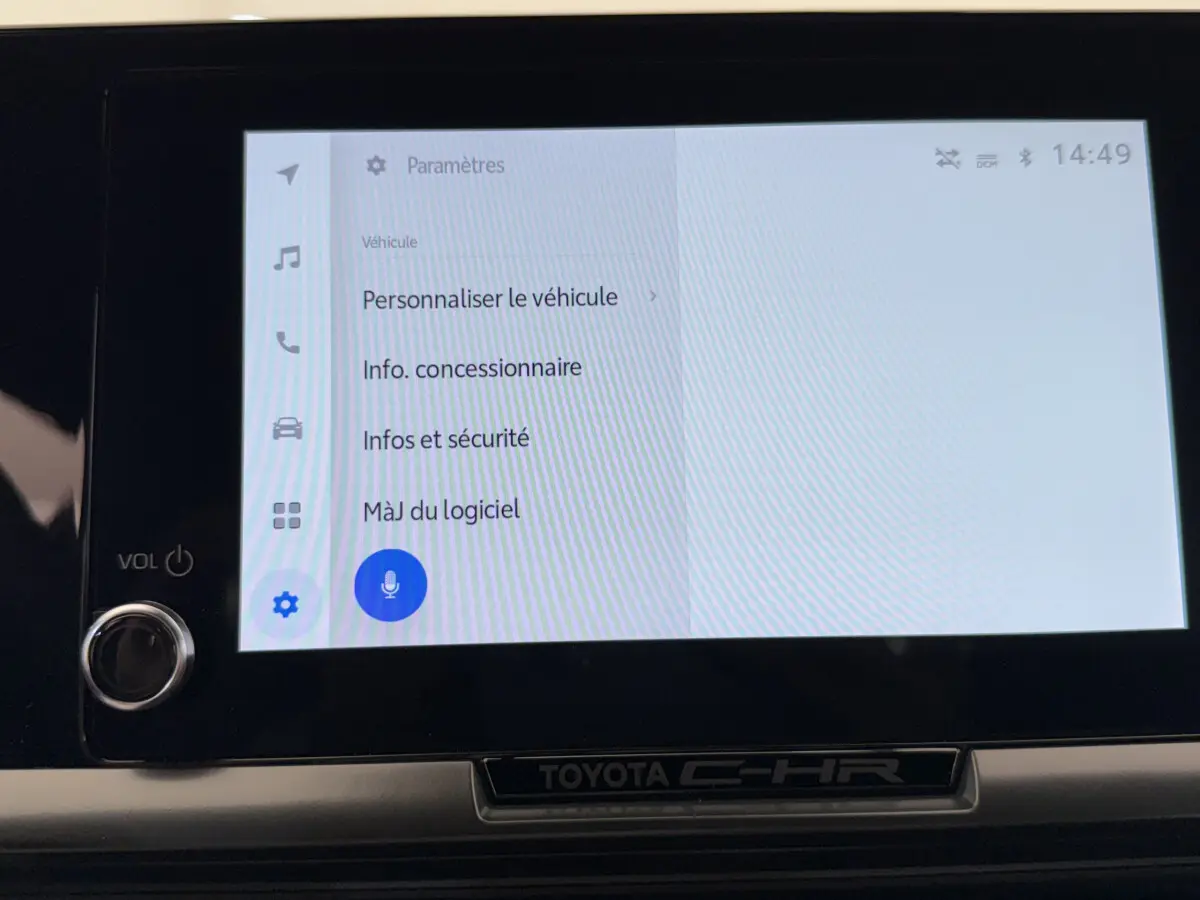 Écran tactile central du Toyota C-HR 1.8 Hybride 140 Dynamic affichant les paramètres du véhicule.