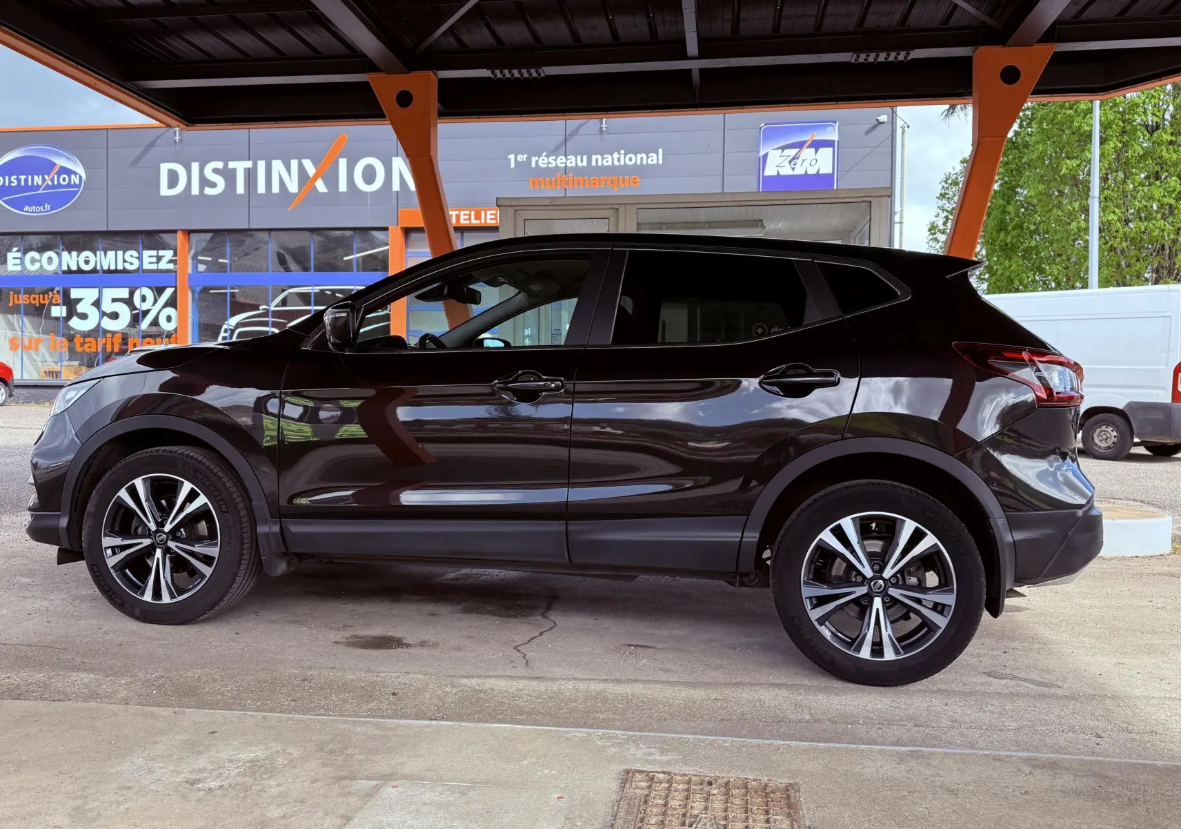 Vue latérale droite d’un Nissan Qashqai noir 2020, avec jantes alliage et carrosserie brillante sous un abri.