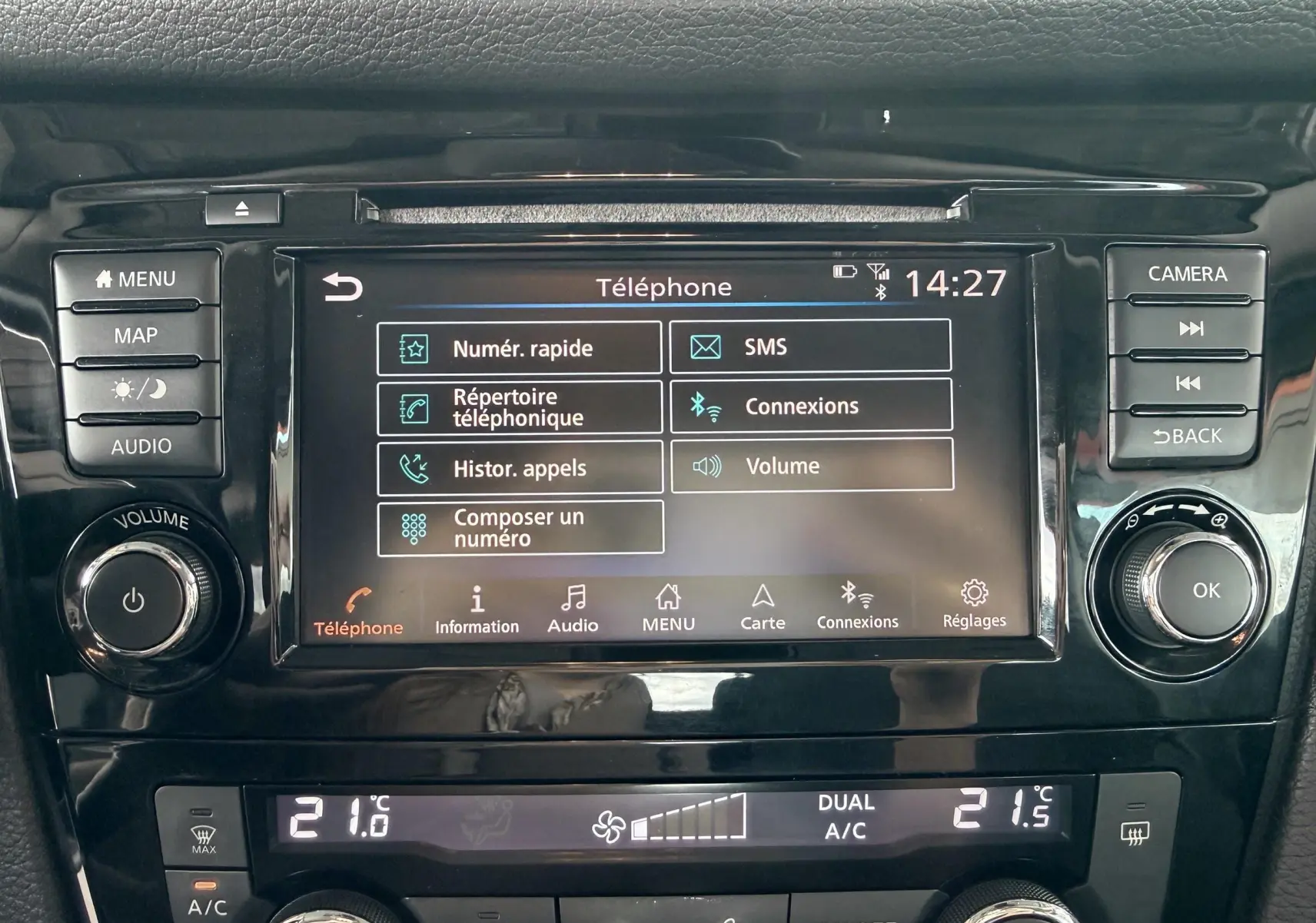 Vue rapprochée de l’écran tactile central noir du Nissan Qashqai 2020 avec commandes multimédia et climatisation digitale.