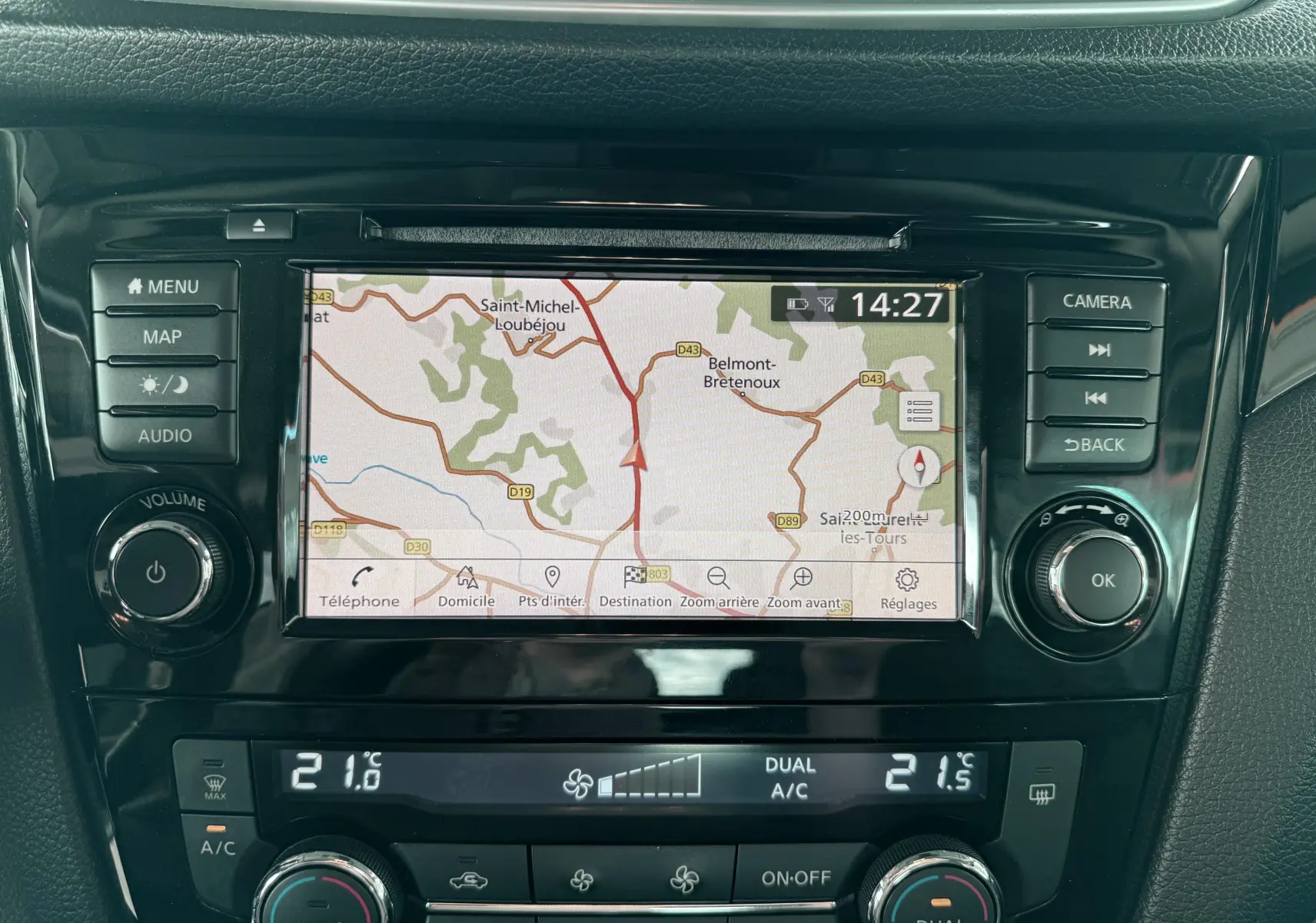 Vue rapprochée de l’écran tactile noir du système de navigation et de la climatisation digitale du Nissan Qashqai 2020.