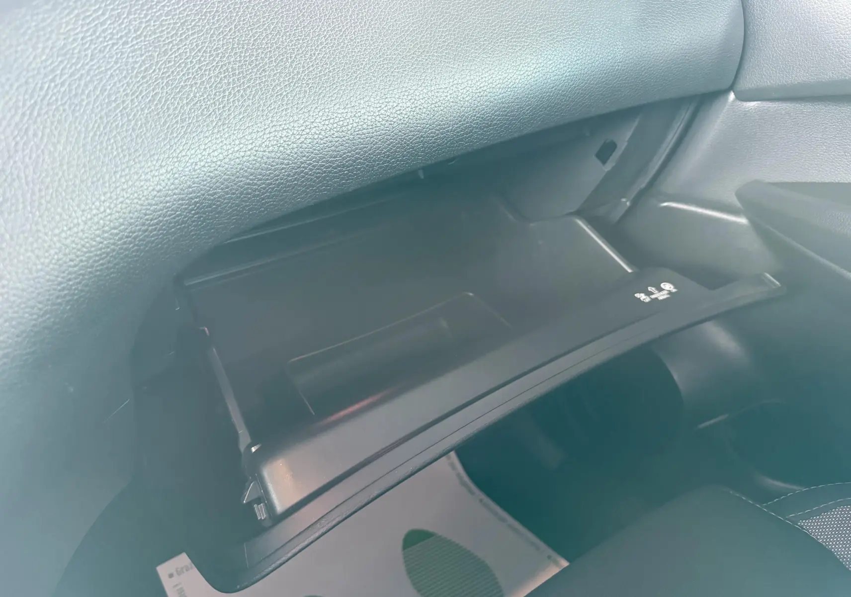 Vue intérieure du vide-poche ouvert côté passager du Nissan Qashqai 1.3 DIG-T noir de 2020.