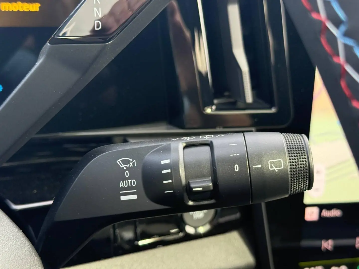 Gros plan sur la commande de l'essuie-glace du Renault Austral 2026, intérieur noir avec détails blancs.
