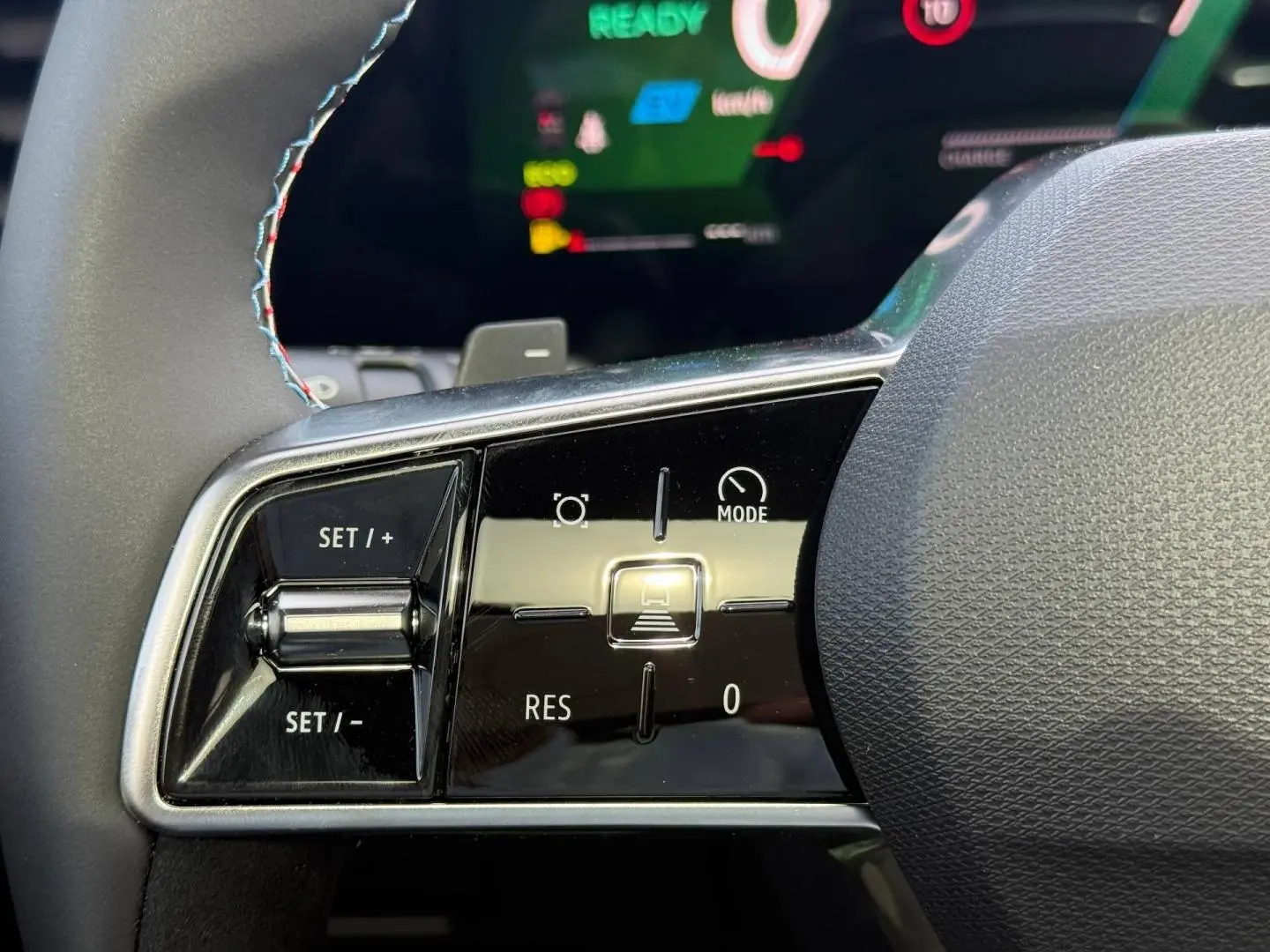 Gros plan sur les commandes multifonctions noires à gauche du volant du Renault Austral 2026 hybride.
