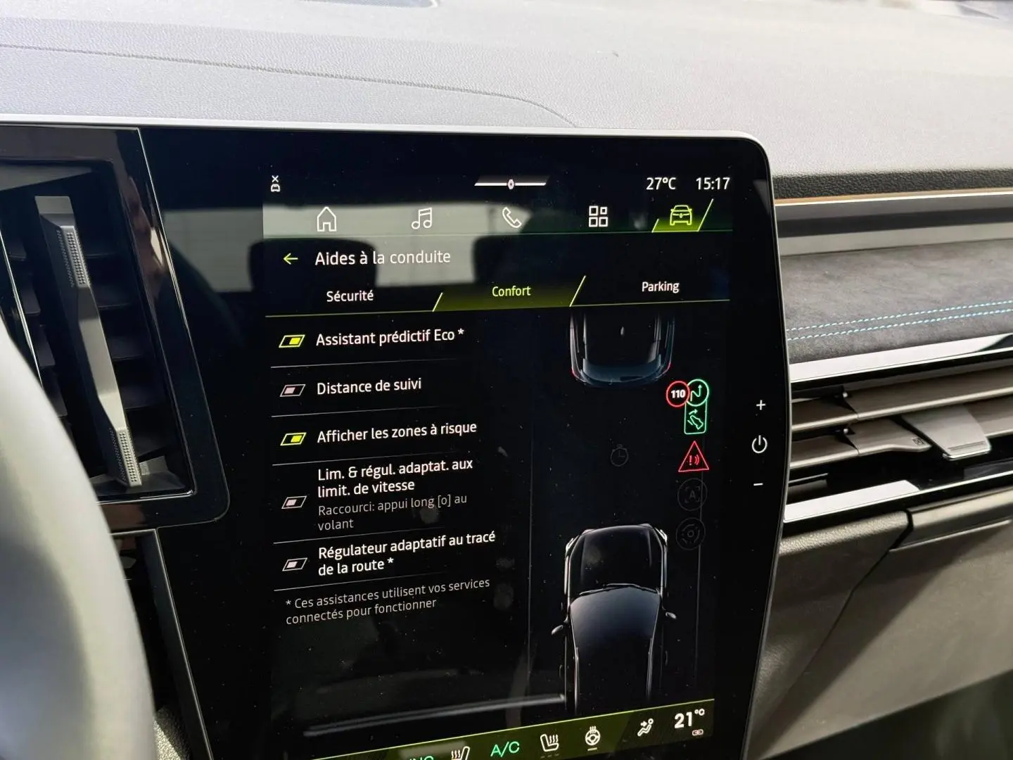 Intérieur du Renault Austral 2026, vue sur l'écran tactile central affichant les aides à la conduite, finition gris et bleu.