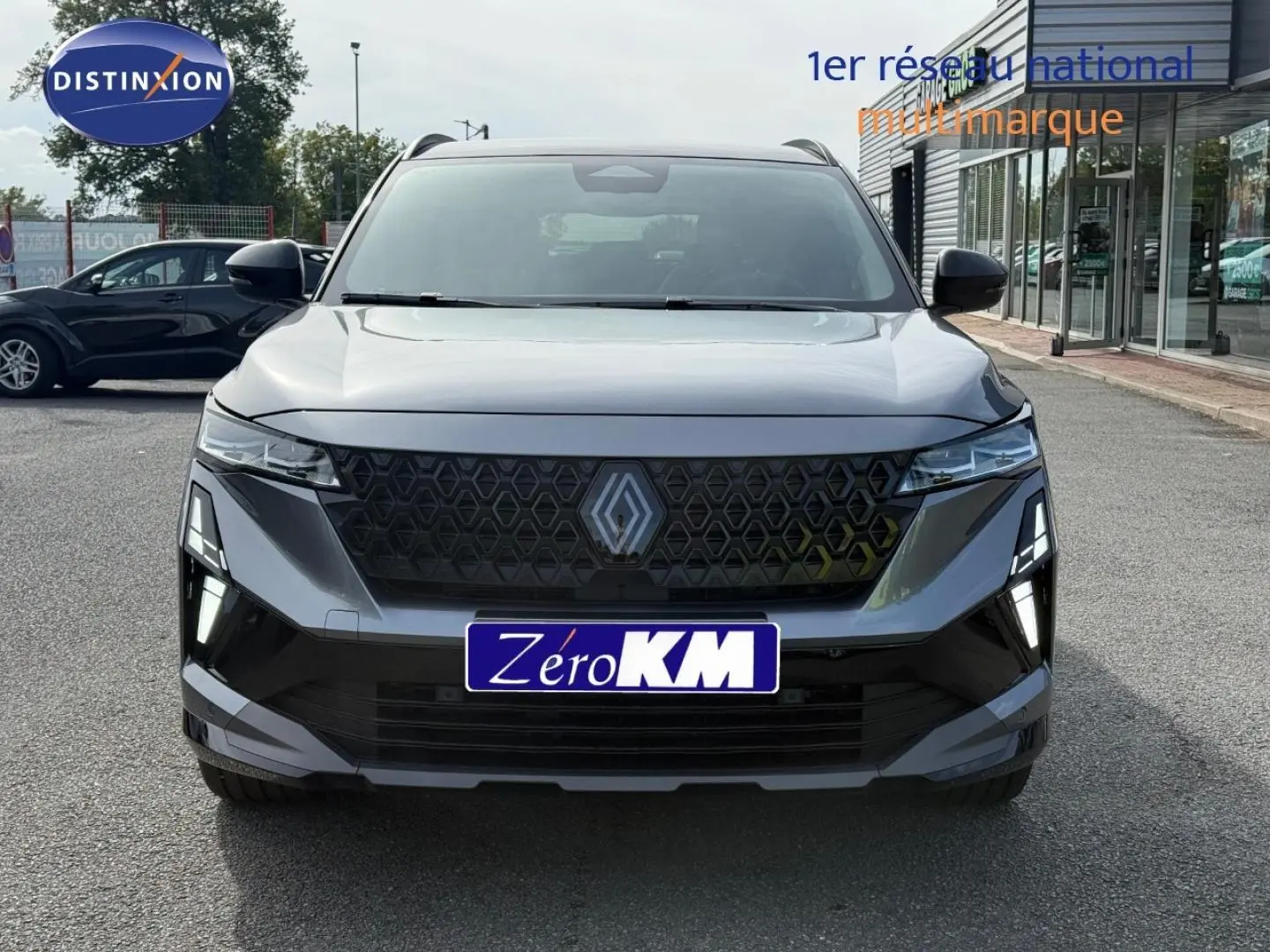 Vue de face du Renault Austral gris Schiste satin avec toit noir étoilé et calandre noire hexagonale distinctive.