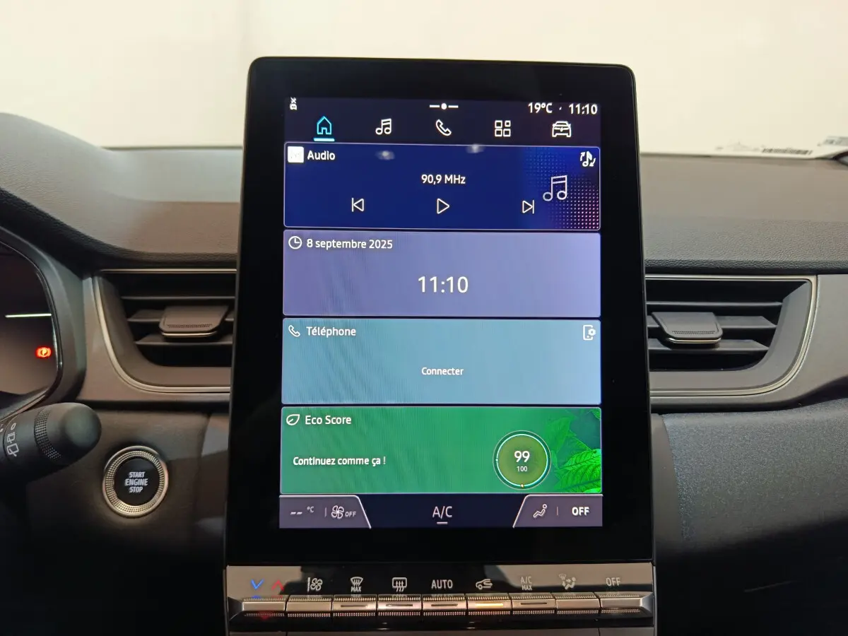 Écran tactile central de 17,8 cm du tableau de bord du Renault Captur blanc techno E-Tech 2025, avec bouton démarrage visible.