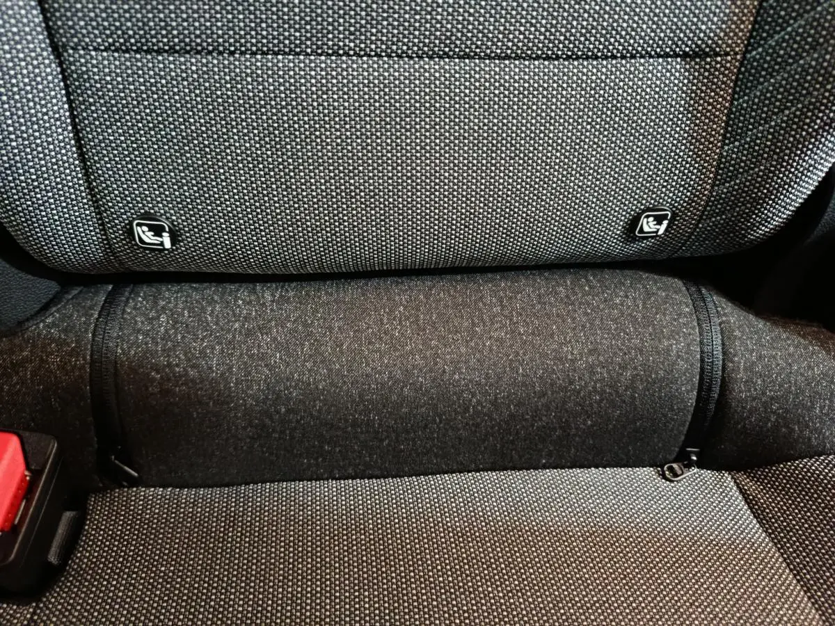 Gros plan sur la banquette arrière grise du Renault Captur 2025 avec fixation Isofix visible.