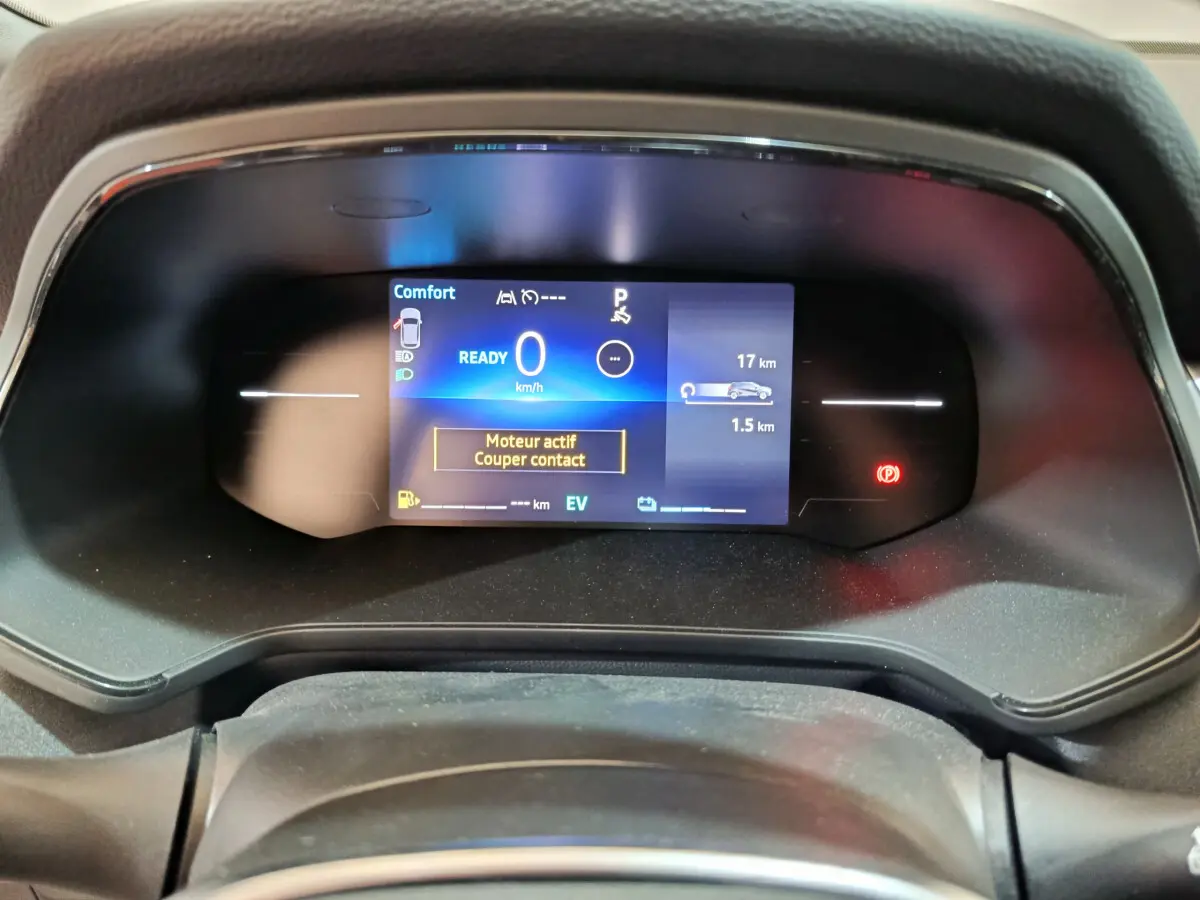Combiné d'instruments numérique du Renault Captur Techno E-Tech 145 affichant la vitesse et alertes, vue de face.