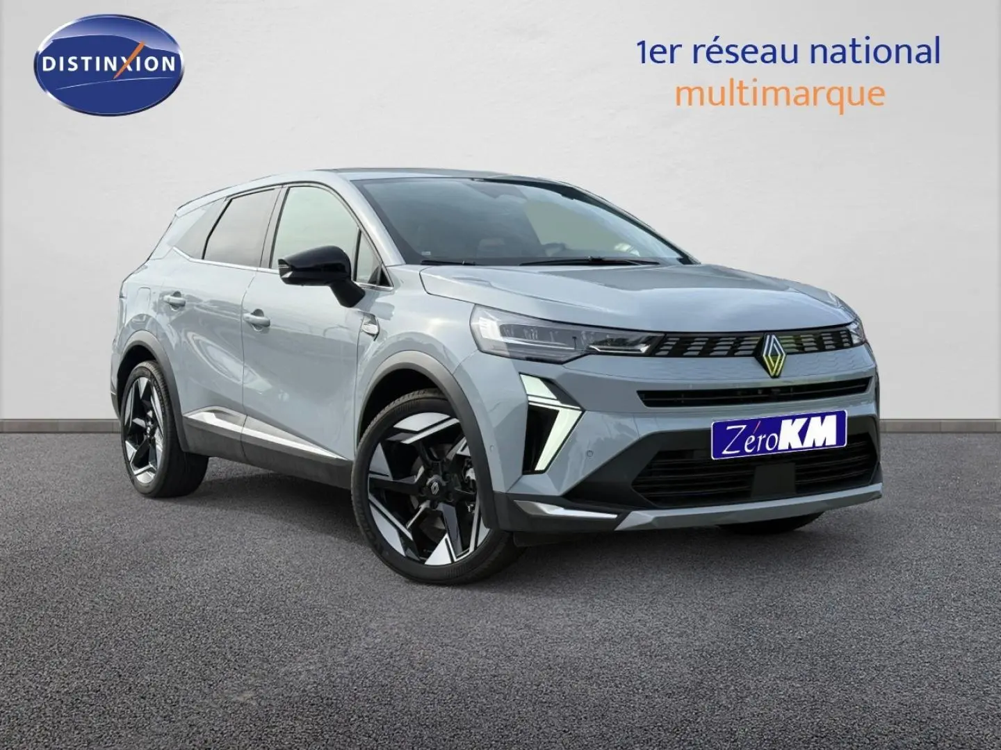 Renault Symbioz gris Rafale métallisé en 3/4 avant droit avec jantes noires et détails LED distinctifs.