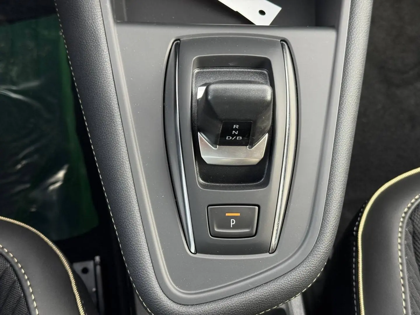 Le levier de boîte automatique noir et gris du Renault Symbioz 2026, vu de dessus au centre de la console.