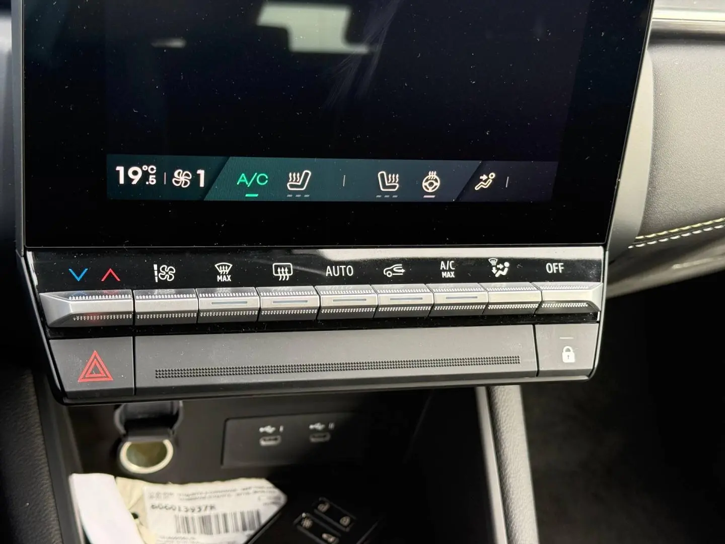 Détail de la console centrale avec écran tactile et commandes climatisation du Renault Symbioz gris Rafale métallisé.
