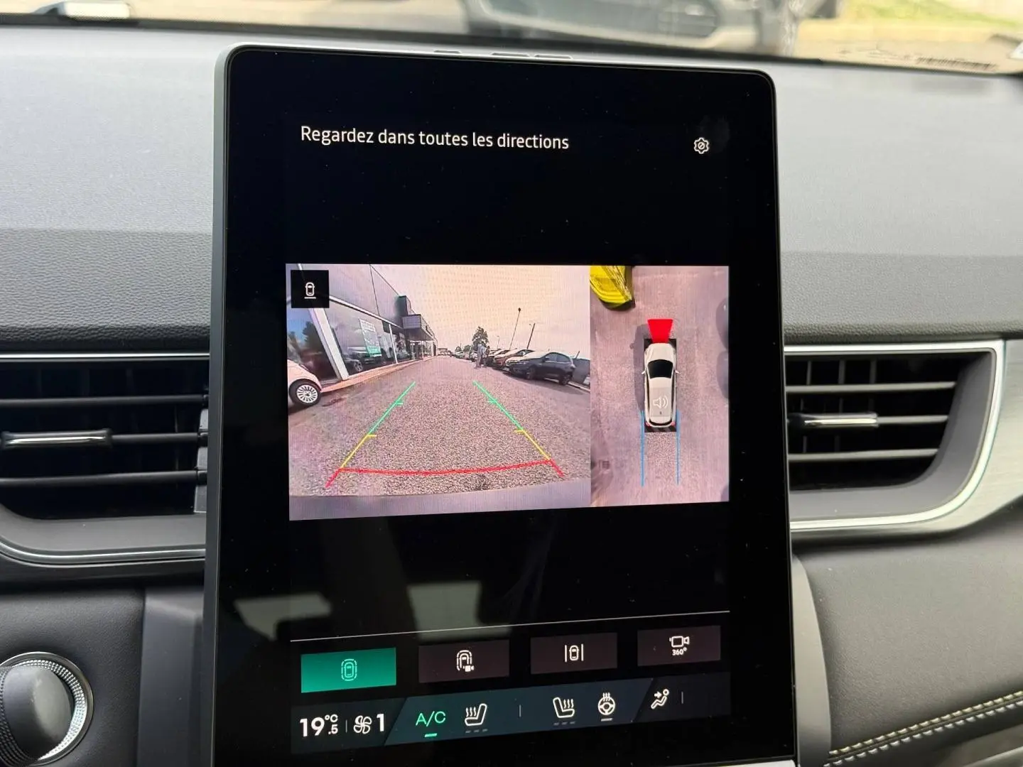 Écran tactile intérieur montrant la caméra de recul et la vue panoramique 360° du Renault Symbioz gris Rafale.