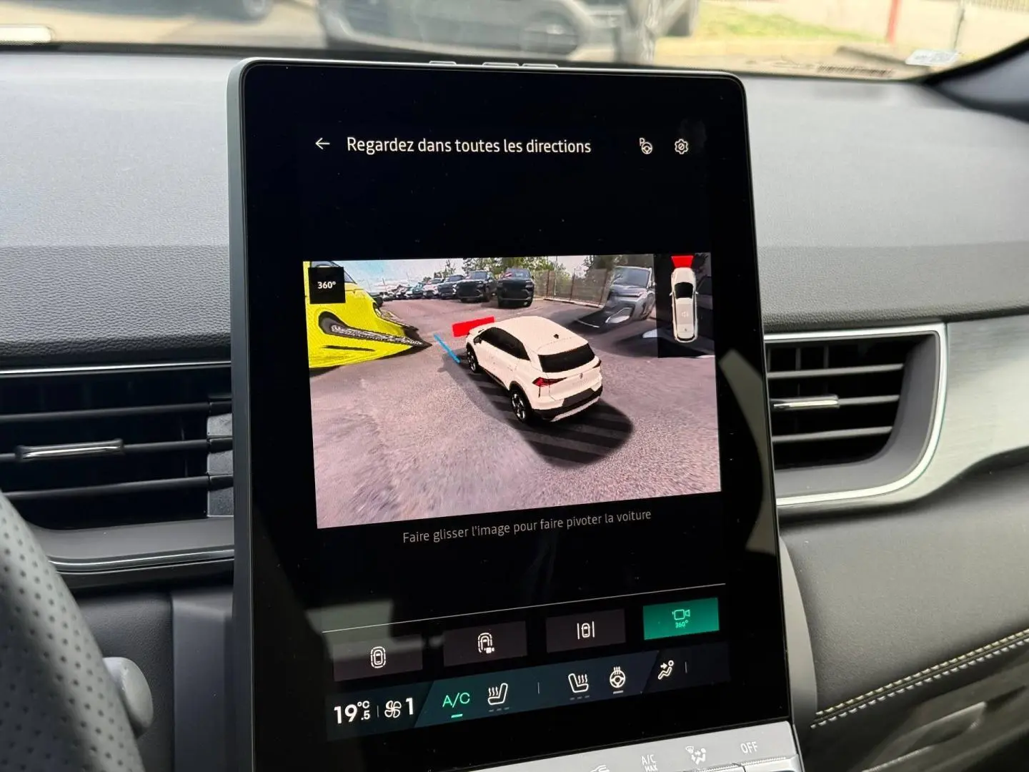 Écran tactile intérieur montrant la caméra 360° d'une Renault SYMBIOZ gris Rafale, vue arrière virtuelle du véhicule.