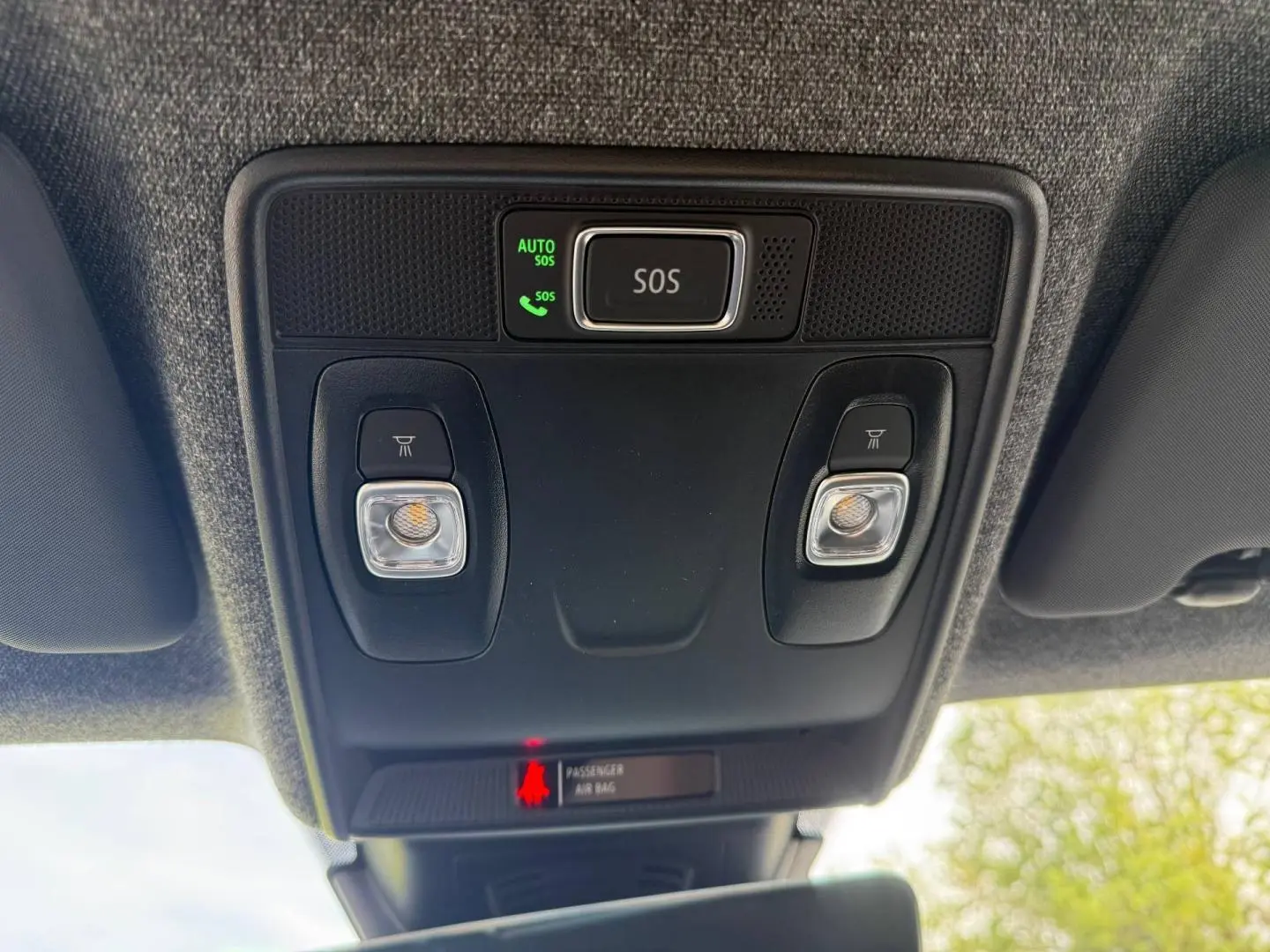 Vue en gros plan du plafonnier noir avec boutons d’éclairage et alerte SOS dans un Renault Symbioz gris Rafale métallisé.