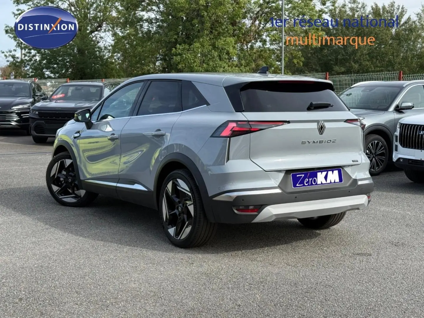 Vue 3/4 arrière droite du Renault SYMBIOZ gris Rafale métallisé avec jantes noires et feux arrière LED.