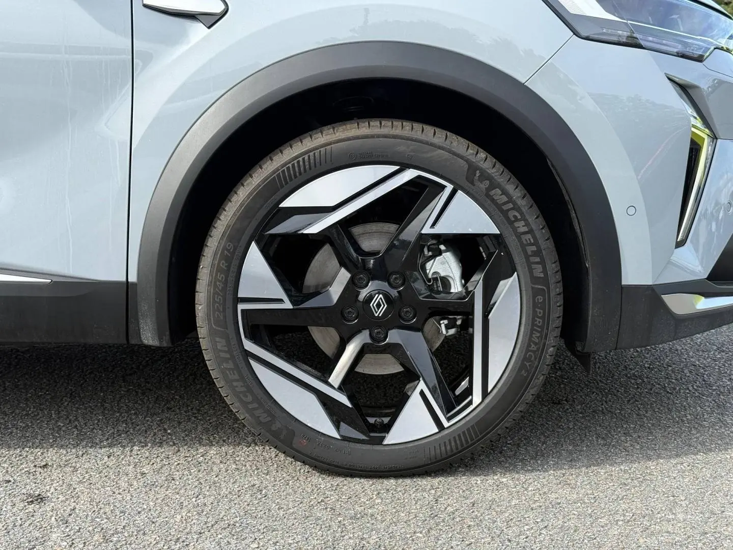Gros plan sur la roue avant droite de la Renault SYMBIOZ gris Rafale métallisé avec jante alu noire et argent.