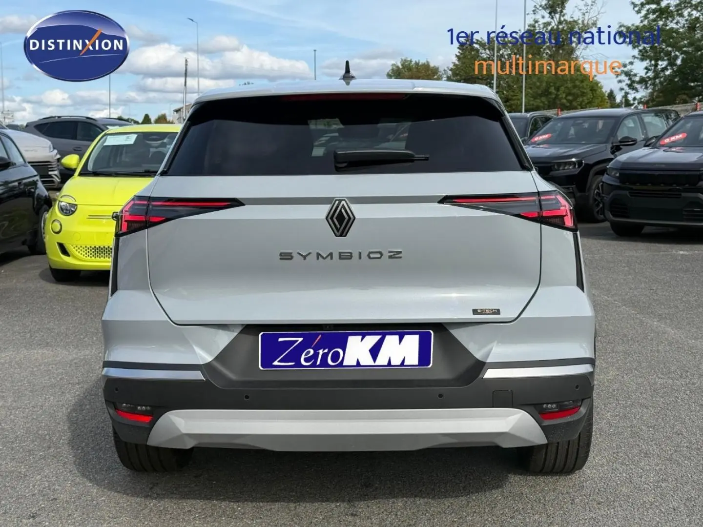 Vue arrière d'une Renault Symbioz 1.8 E-Tech gris Rafale métallisé avec feux arrière LED et lunette arrière surteintée.