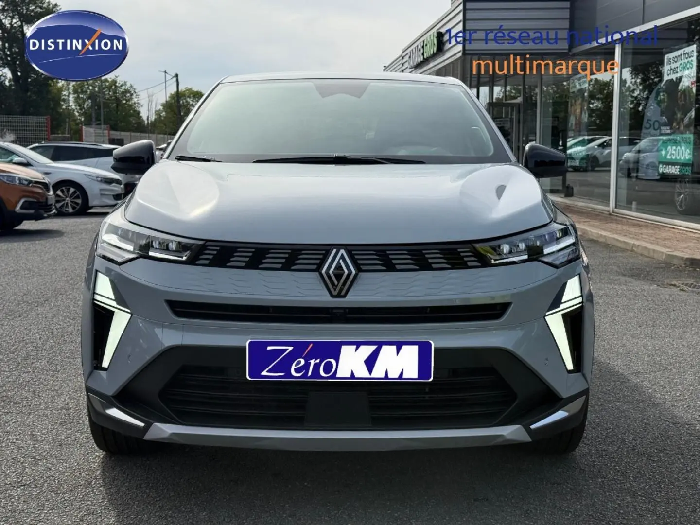 Vue avant d'une Renault SYMBIOZ 1.8 E-Tech gris Rafale métallisé avec feux LED en forme de C distinctifs.