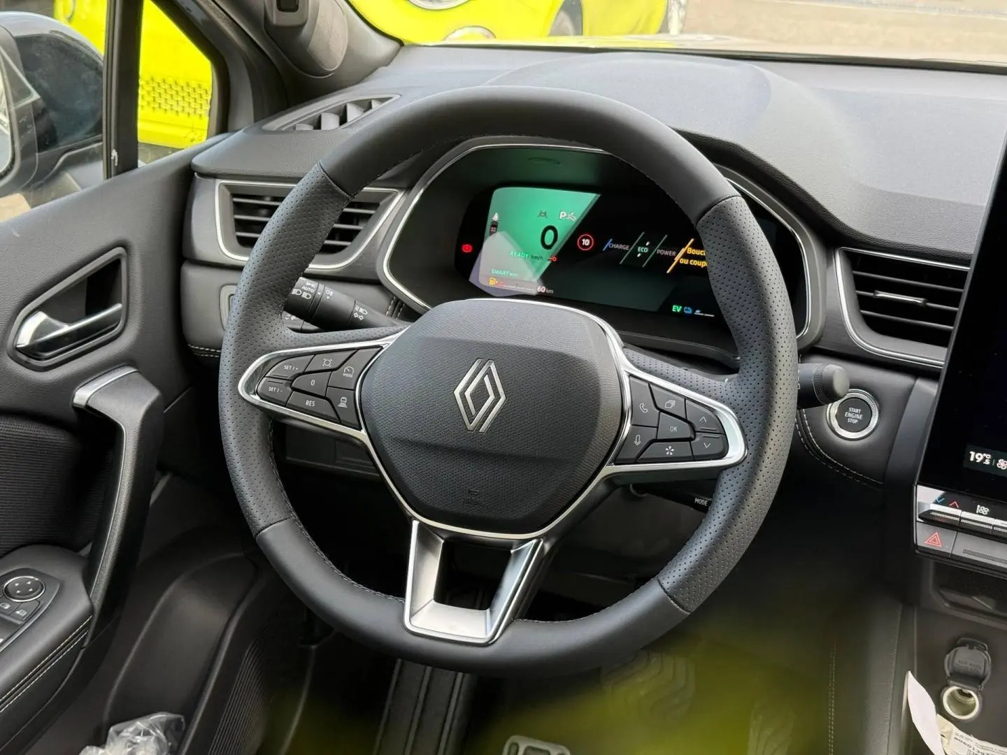 Vue intérieure centrée sur le volant noir perforé du Renault SYMBIOZ 2026 avec tableau de bord numérique.