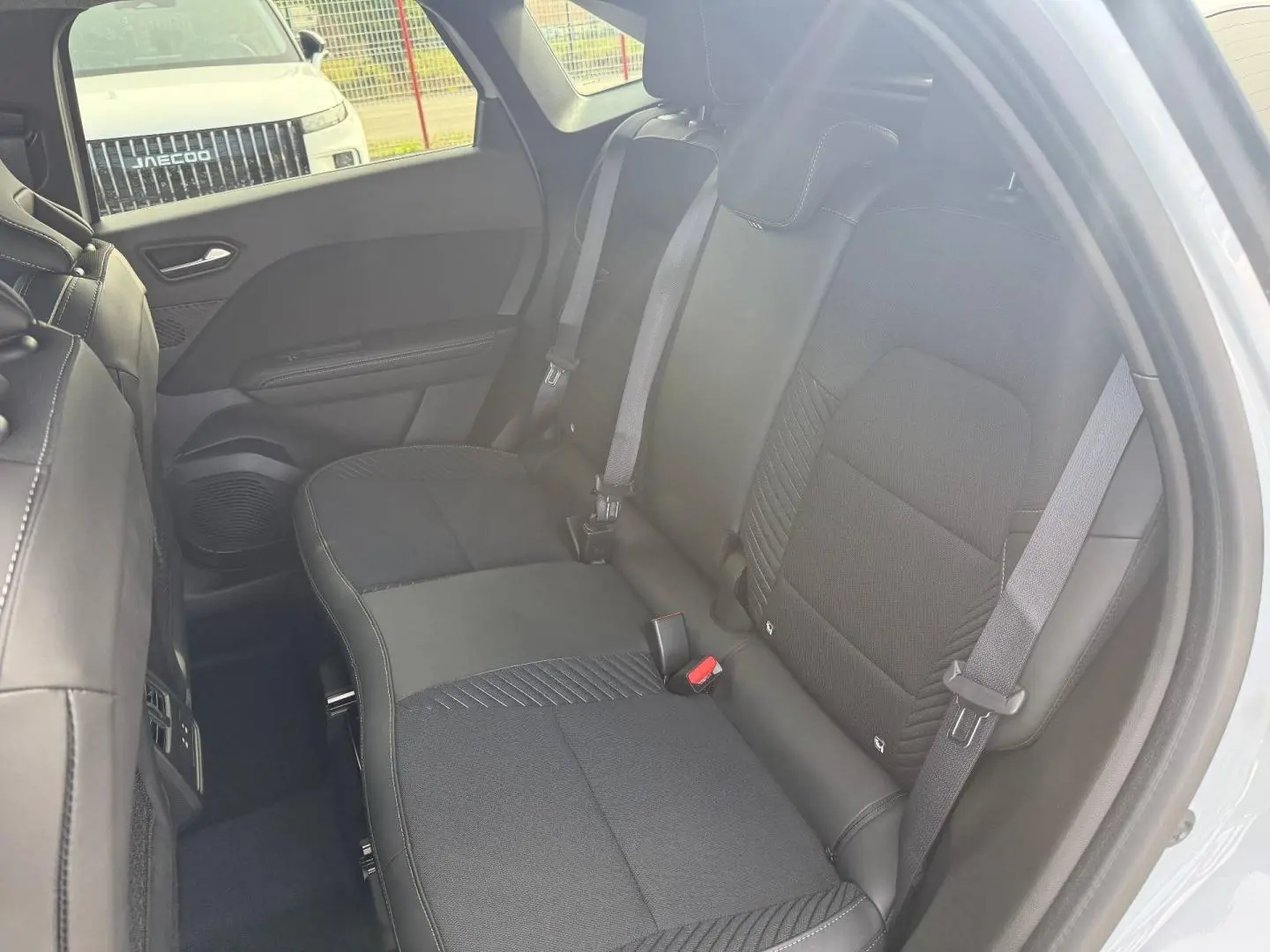 Vue intérieure côté droit sur la banquette arrière noire avec ceintures et appuie-têtes du Renault Symbioz 2026.