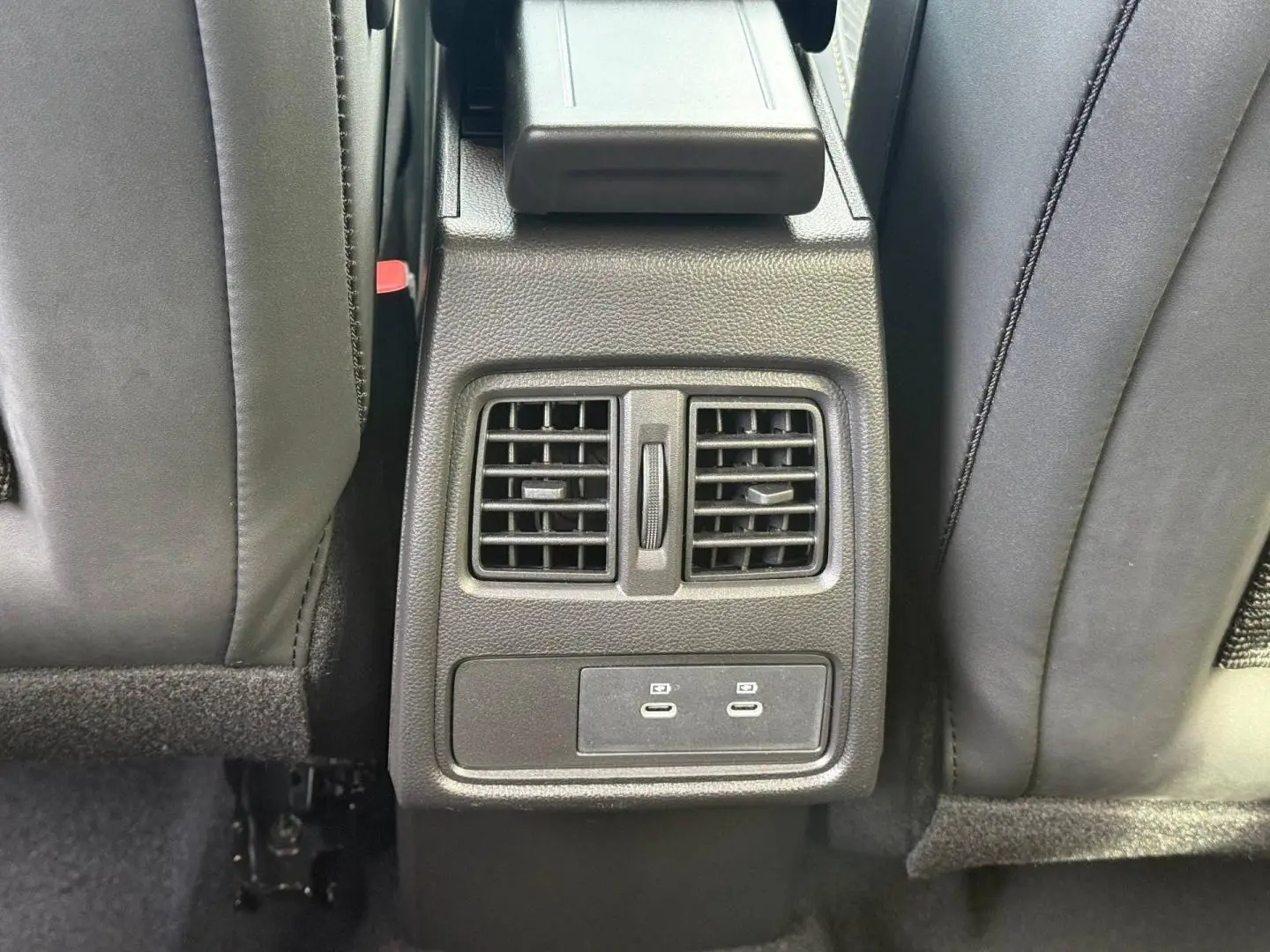 Vue rapprochée de la console centrale arrière grise avec bouches d’aération et ports USB-C du Renault Symbioz 2026.