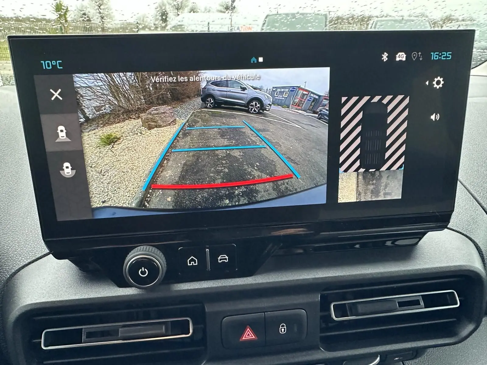 Écran intérieur du Citroën Berlingo 2025 gris Artense montrant la caméra de recul avec guidage de trajectoire.