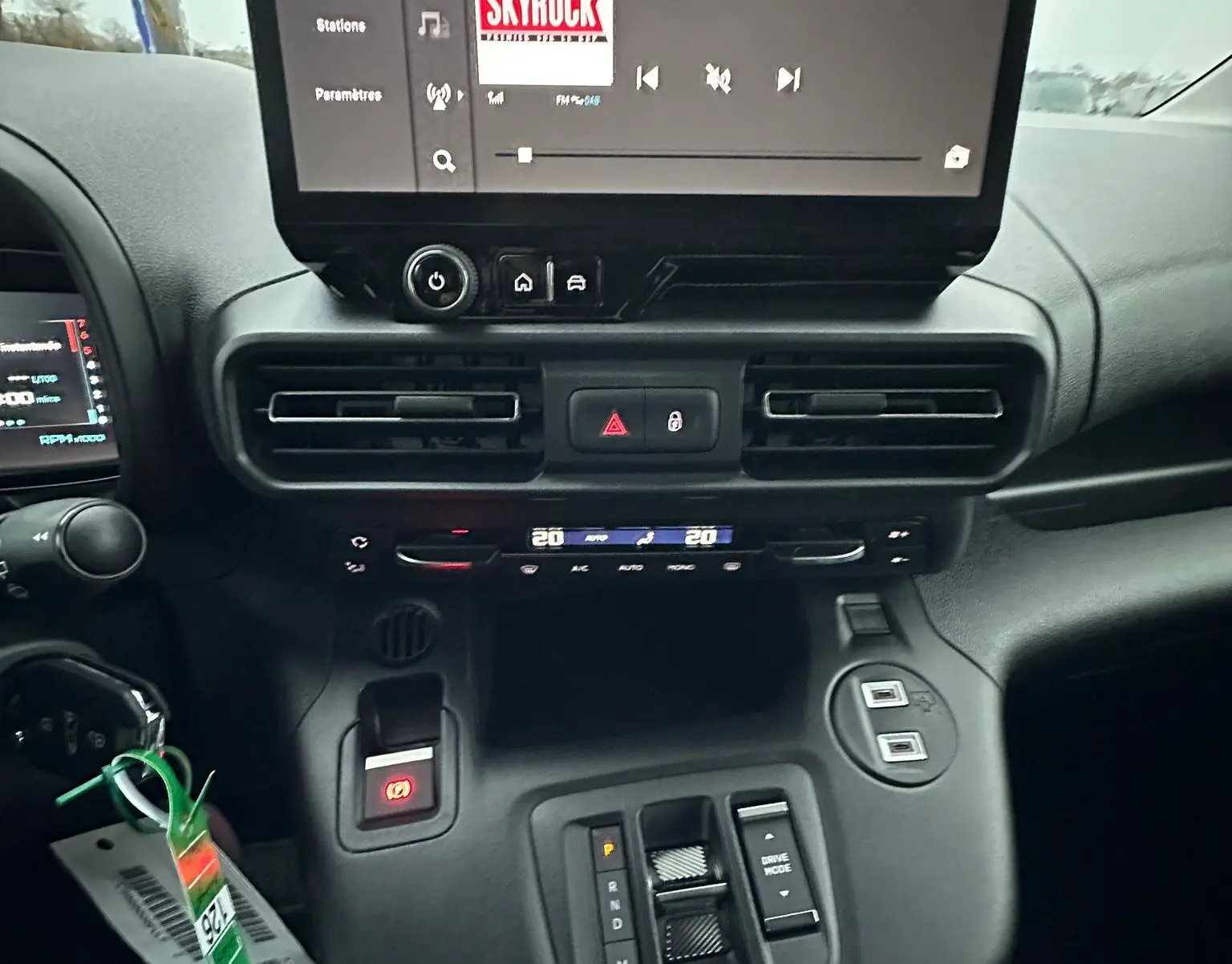 Vue intérieure du tableau de bord du Citroën Berlingo 2025, avec écran tactile central et commandes de climatisation.