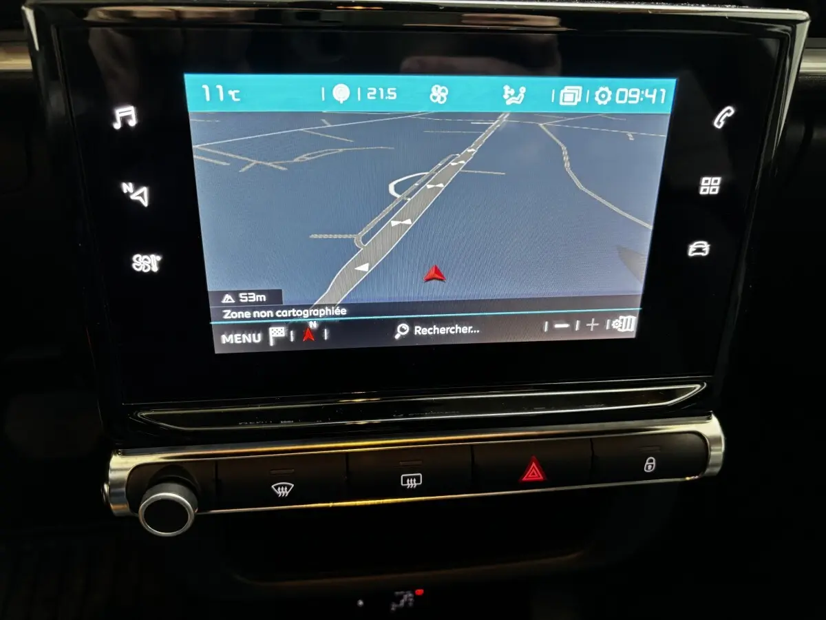 Écran tactile central de navigation de la Citroën C3 noire 2024, affichant une carte routière en intérieur.