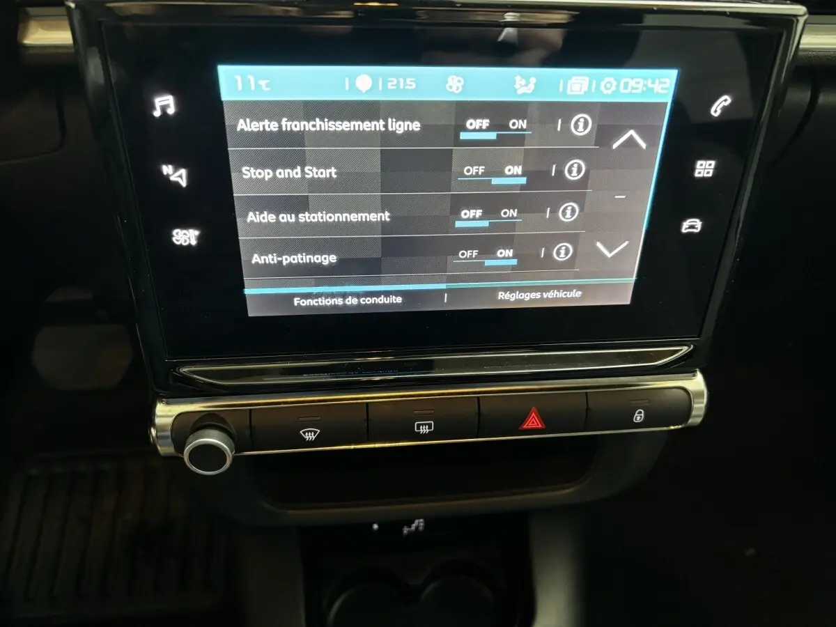 Écran tactile central de la Citroën C3 PureTech 110 noir, affichant les réglages d’aide à la conduite.