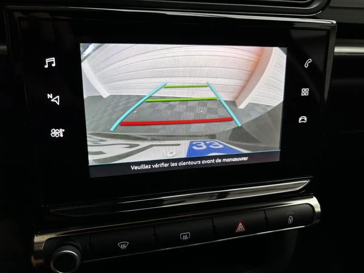 Écran tactile central montrant la caméra de recul avec lignes de guidage, intérieur noir du Citroën C3 2024 Shine.