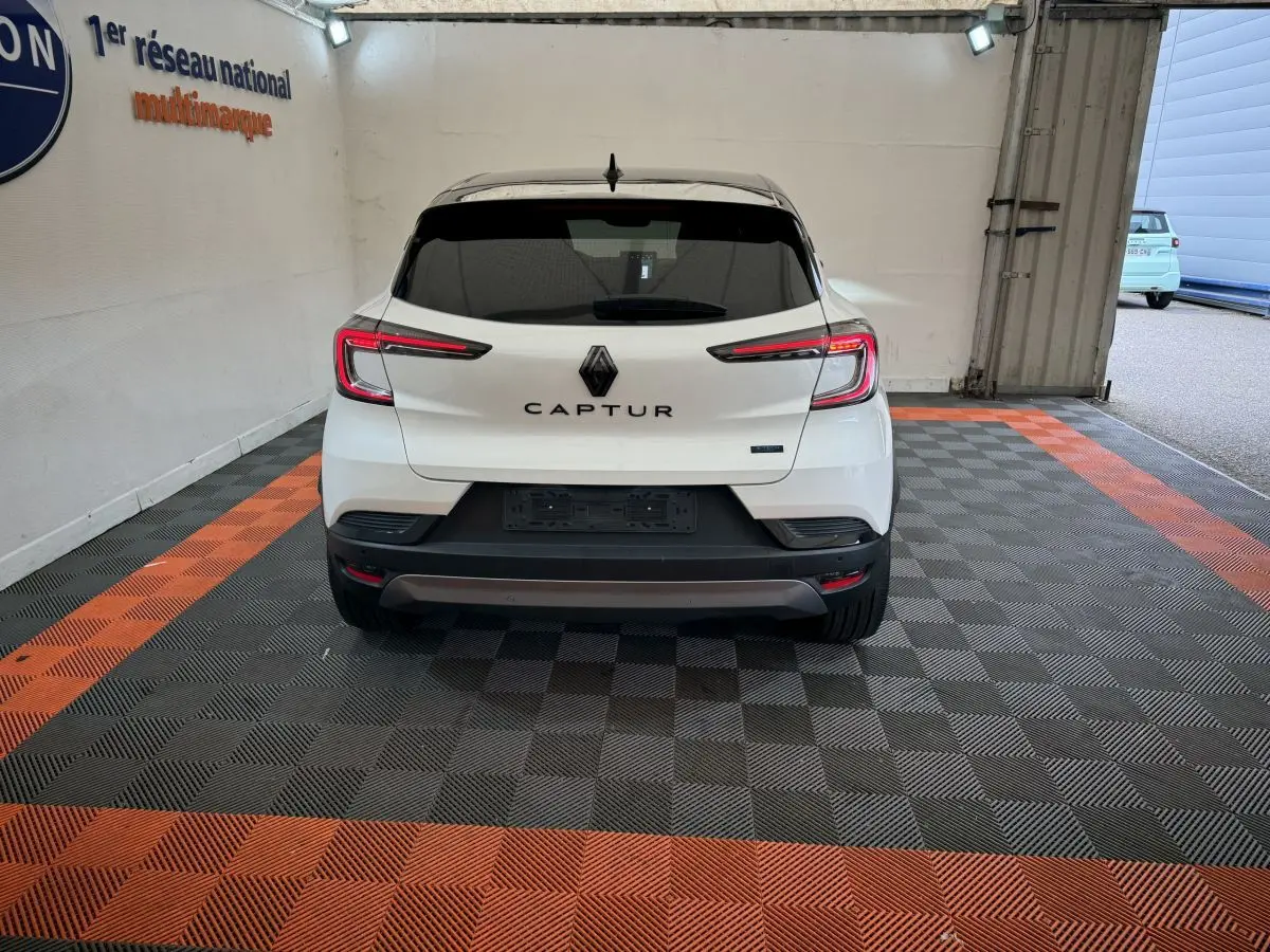 Vue arrière d'un Renault Captur blanc esprit Alpine E-Tech 2025 avec feux LED et logo central visible.