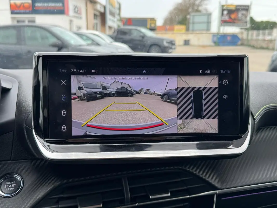 Écran tactile intérieur de la Peugeot 208 Hybrid 110 GT montrant la caméra de recul avec vue arrière et vue 360° du véhicule.