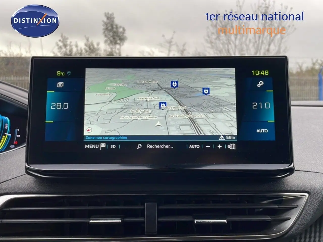 Écran tactile central du Peugeot 3008 gris Artense, affichant la navigation et la climatisation en intérieur.