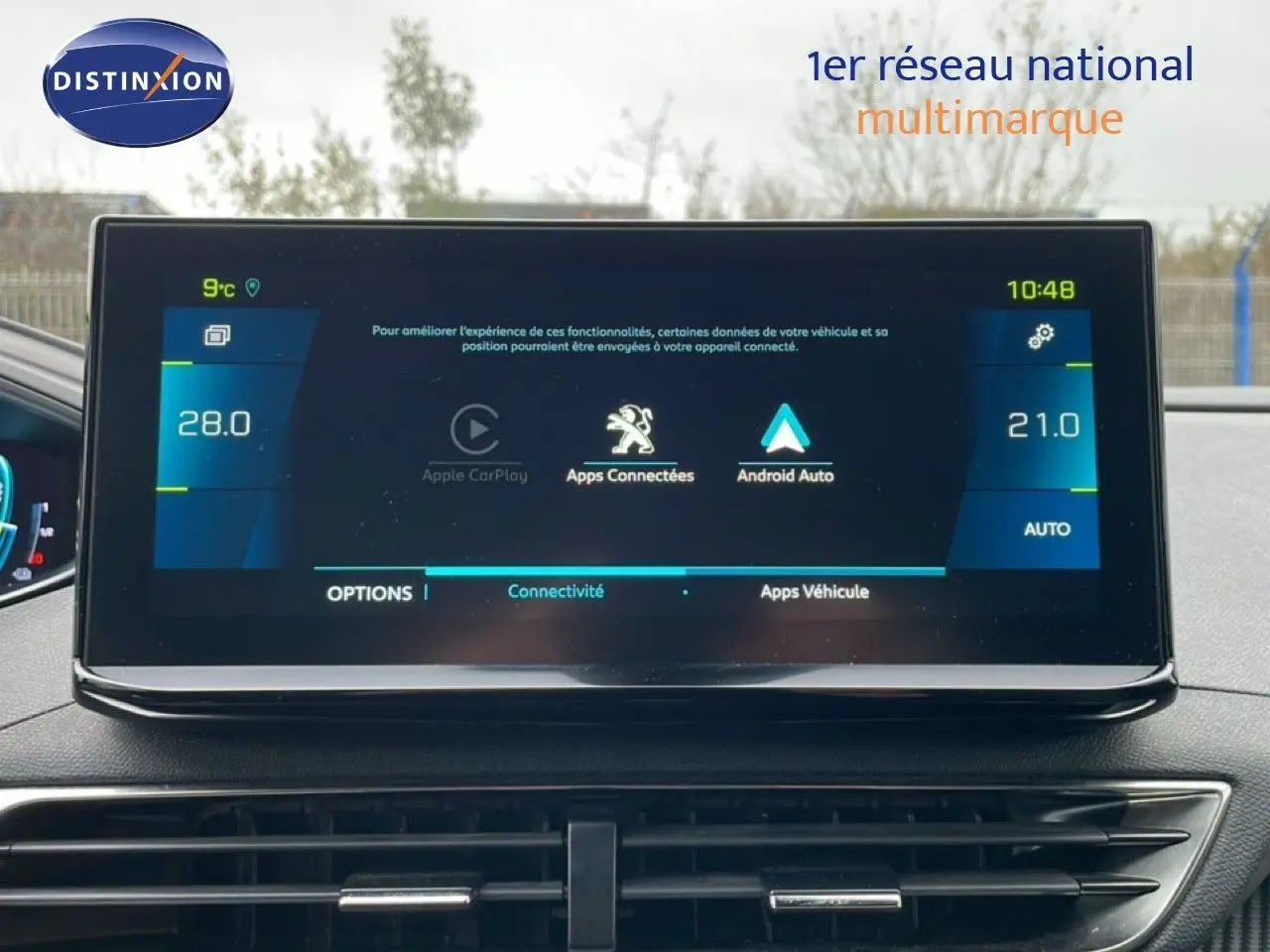 Écran tactile central du Peugeot 3008 2024 affichant connectivité Apple CarPlay et Android Auto, intérieur noir.