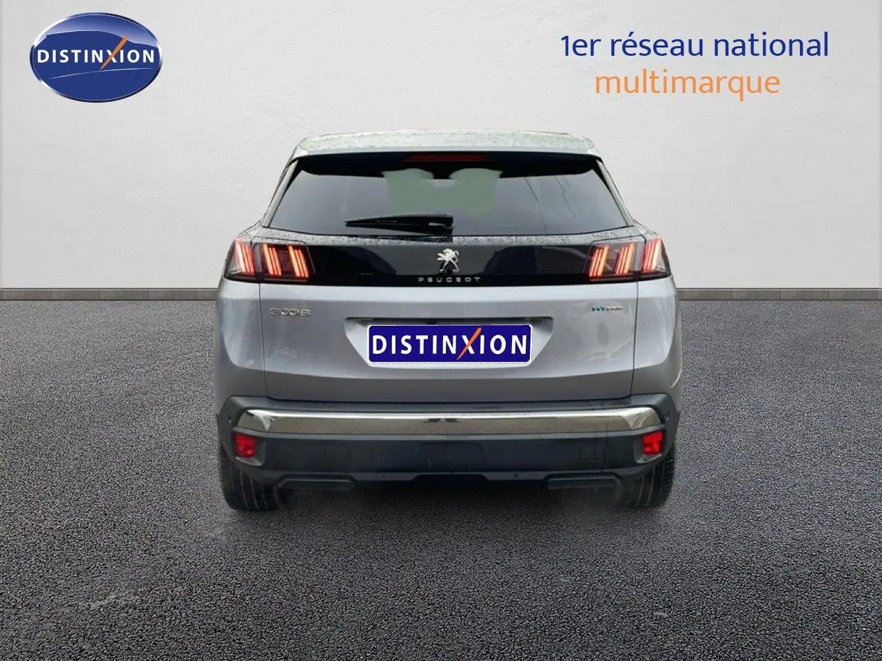 Vue arrière d’un Peugeot 3008 gris Artense métal 2024 avec feux arrière à trois griffes et logo central noir brillant.