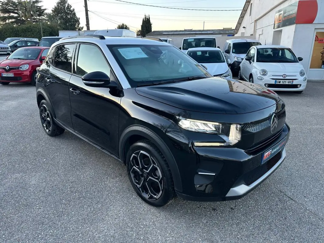 Citroën C3 Turbo 100 ch noir vue 3/4 avant droit avec barres de toit et jantes alliage 17 pouces.