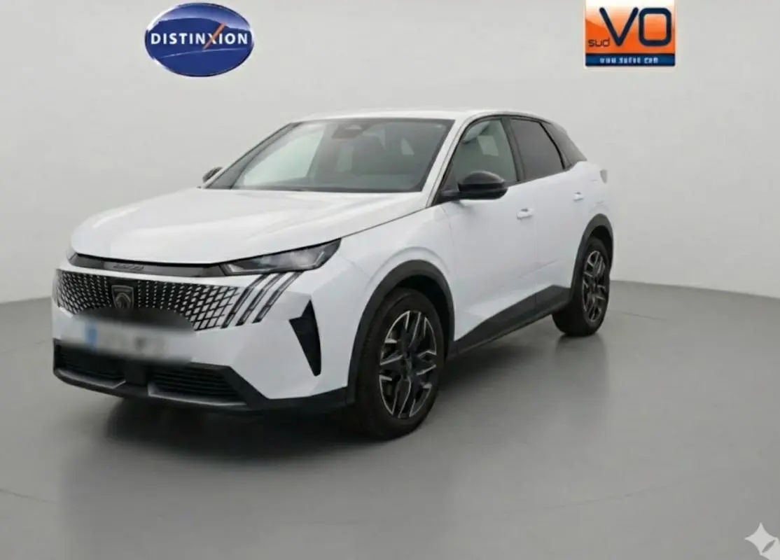 Peugeot 3008 Hybrid blanc en 3/4 avant droit, avec calandre moderne et jantes alliage 19 pouces visibles.