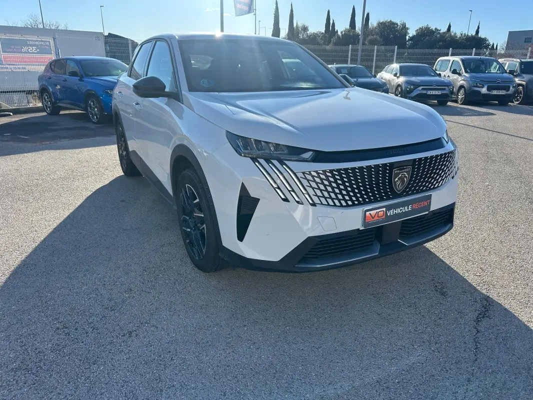 Peugeot 3008 Hybrid blanc en 3/4 avant droit, avec calandre distinctive et jantes alliage noires de 19 pouces.