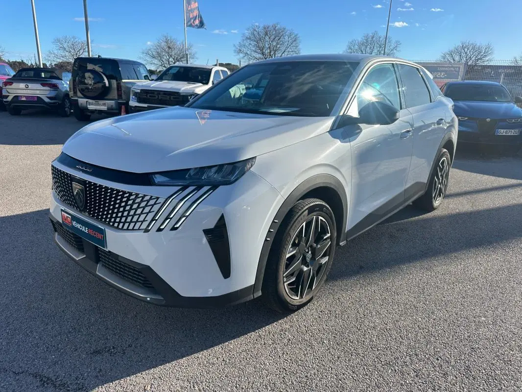Peugeot 3008 Hybrid blanc en 3/4 avant droit, avec calandre distinctive et jantes alliage 19 pouces visibles.