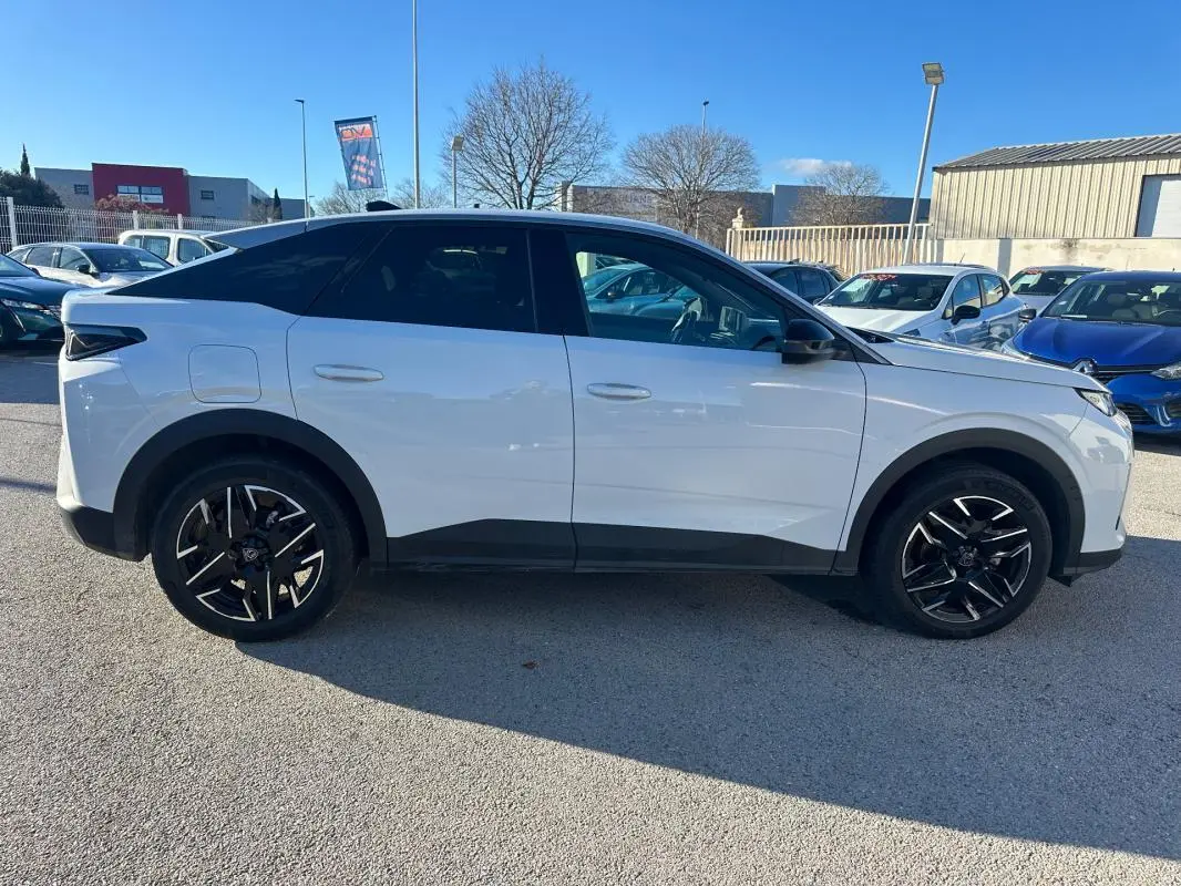 Peugeot 3008 Hybrid blanc vue de profil côté gauche, avec jantes alliage noires 19 pouces et toit noir contrasté.