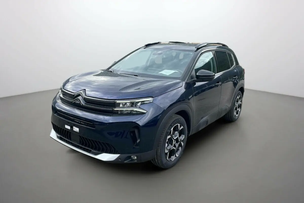 Citroën C5 Aircross Hybrid 2025 en Eclipse blue avec toit noir, vue 3/4 avant droit soulignant ses optiques fines.