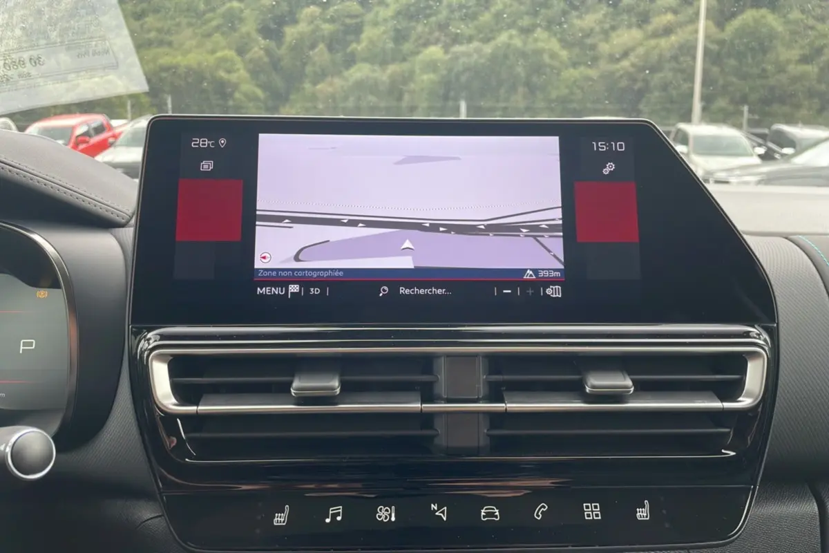 Écran central tactile avec navigation du Citroën C5 Aircross Hybrid 2025, ambiance intérieure moderne et finition noire.