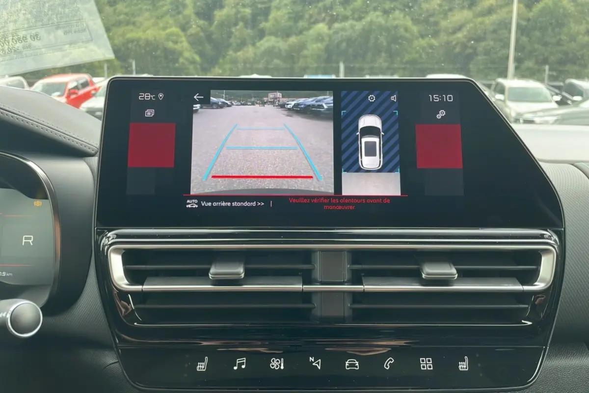 Écran central du tableau de bord du Citroën C5 Aircross Hybrid 2025 affichant la caméra de recul et l'aide au stationnement.