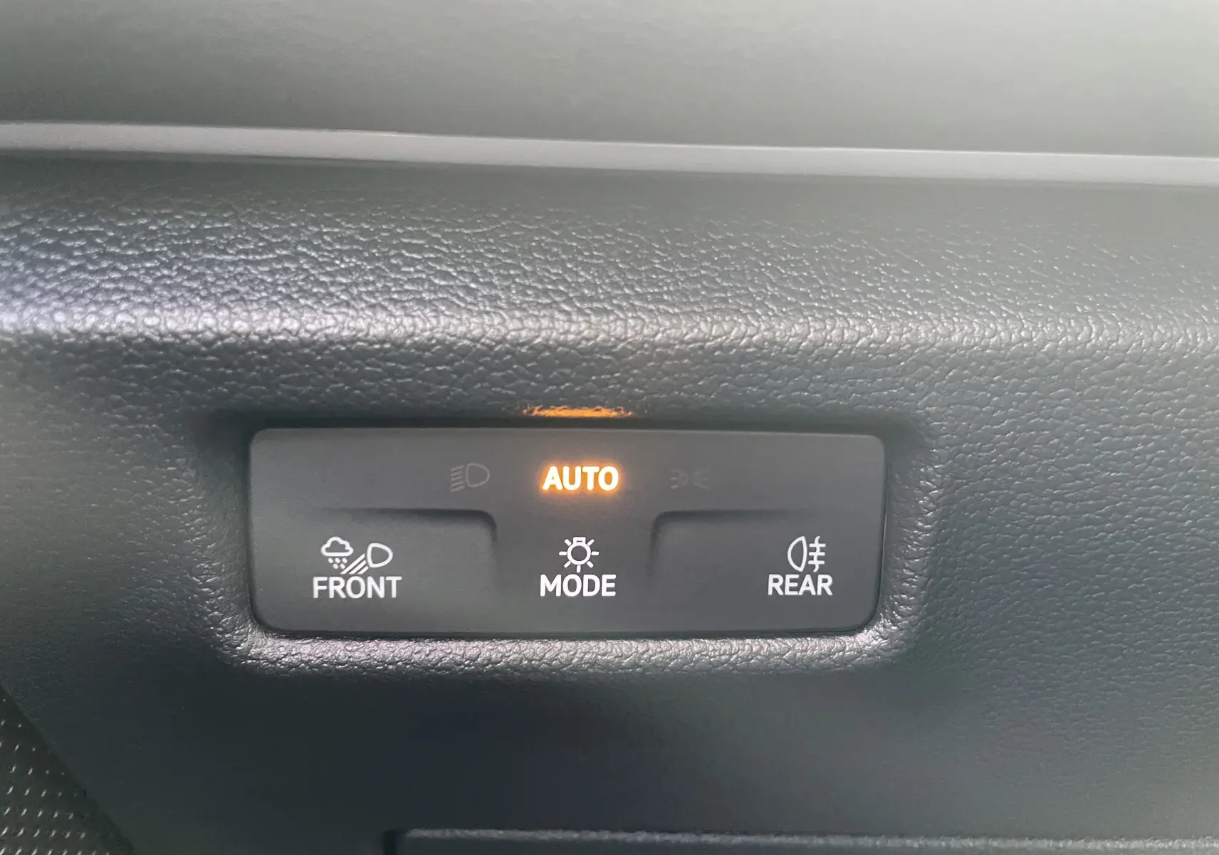 Panneau de commande des feux avec mode automatique allumé dans l’habitacle du Volkswagen Tiguan 2024.