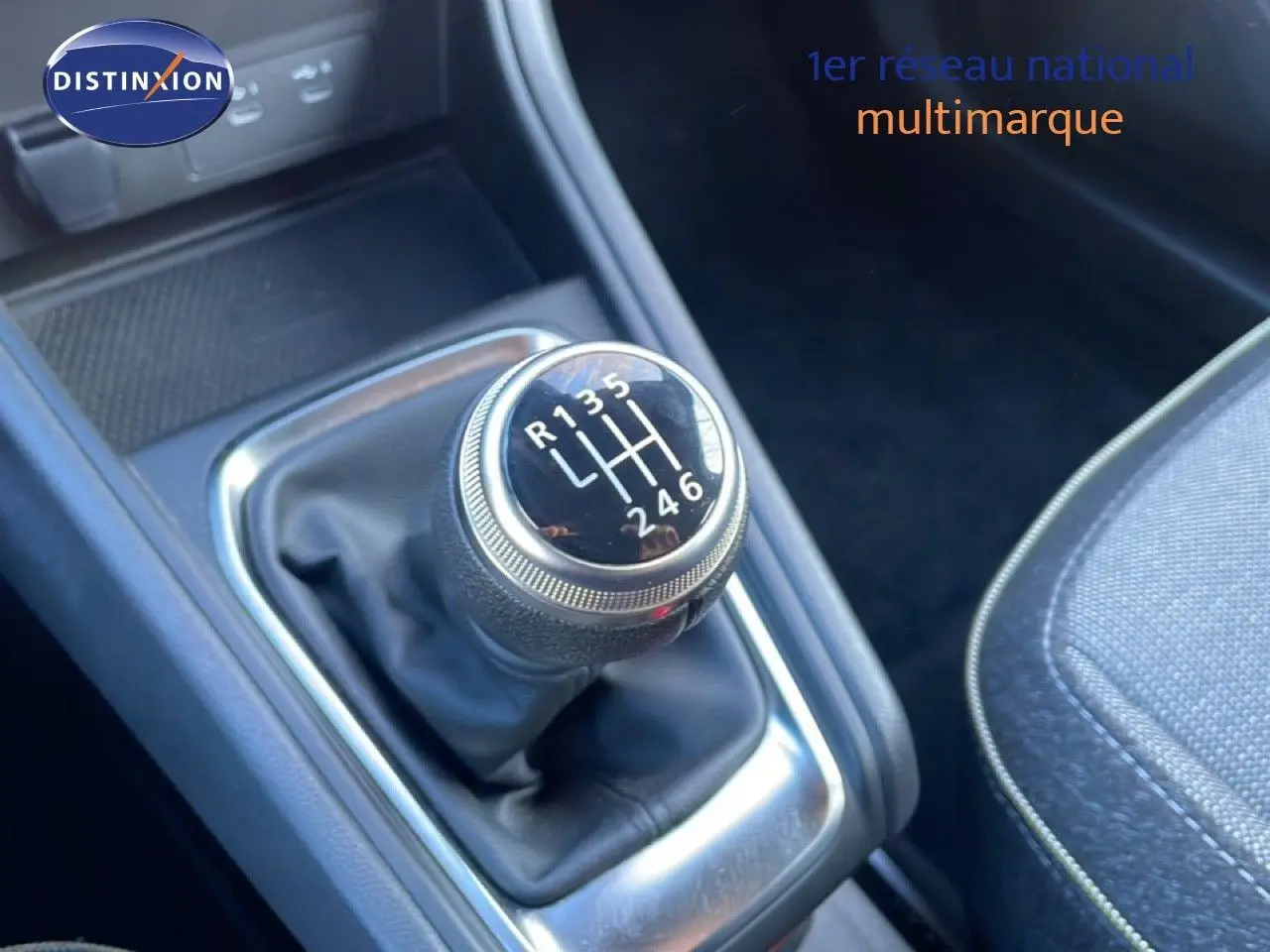 Le levier de vitesses manuel en gros plan dans l'habitacle du Renault Captur rouge Désir Métal avec toit noir.