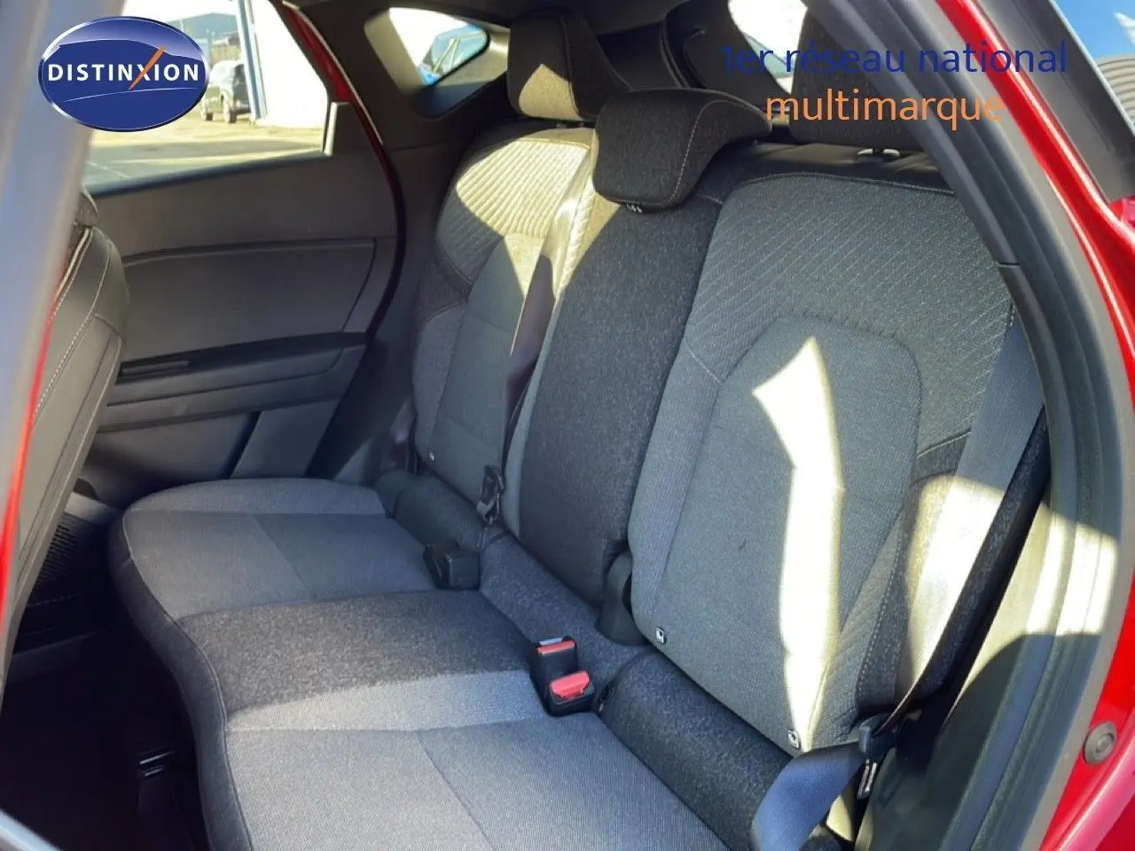 Vue intérieure côté droit sur la banquette arrière grise du Renault Captur rouge Désir Métal avec toit noir.