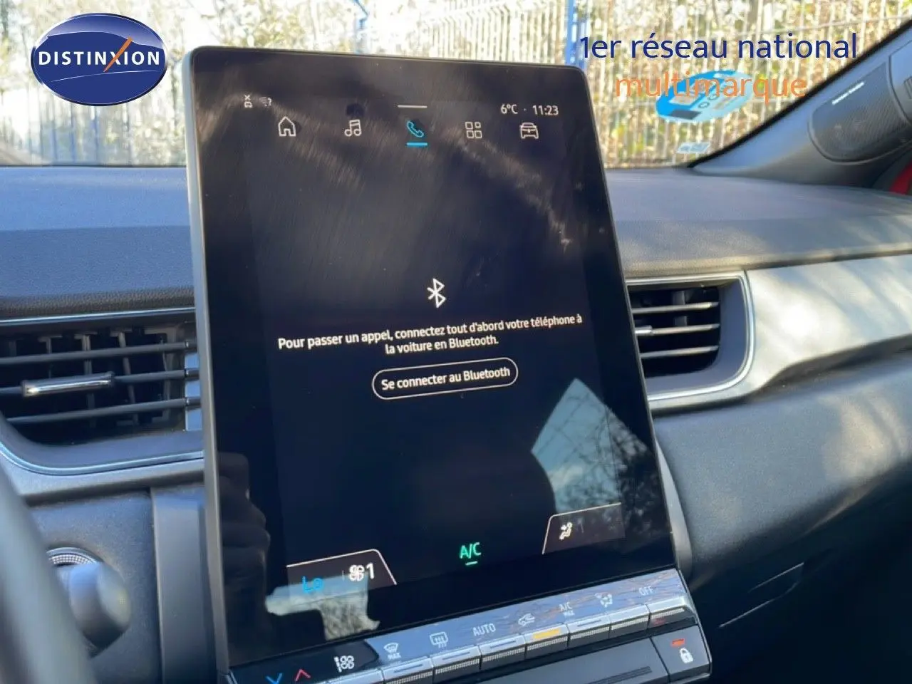 Vue intérieure centrée sur l’écran tactile vertical du tableau de bord du Renault Captur 2025, ambiance lumineuse naturelle.