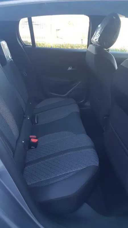 Vue latérale intérieure côté gauche des sièges arrière gris du Peugeot 208 Hybrid 110 e-DCS6 Allure 2025.