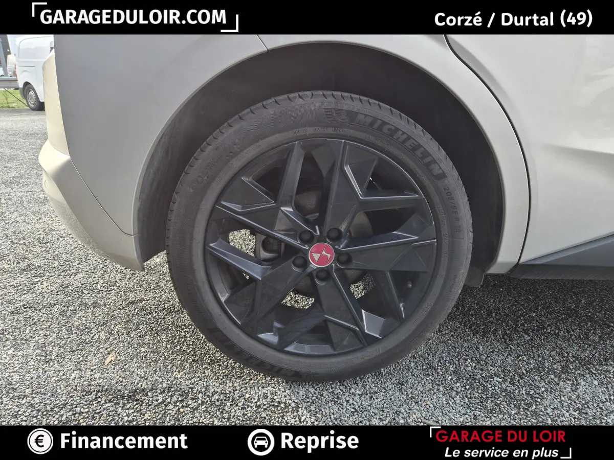 Gros plan sur la roue arrière droite beige du DS4 2024 avec jante noire au design géométrique distinctif.